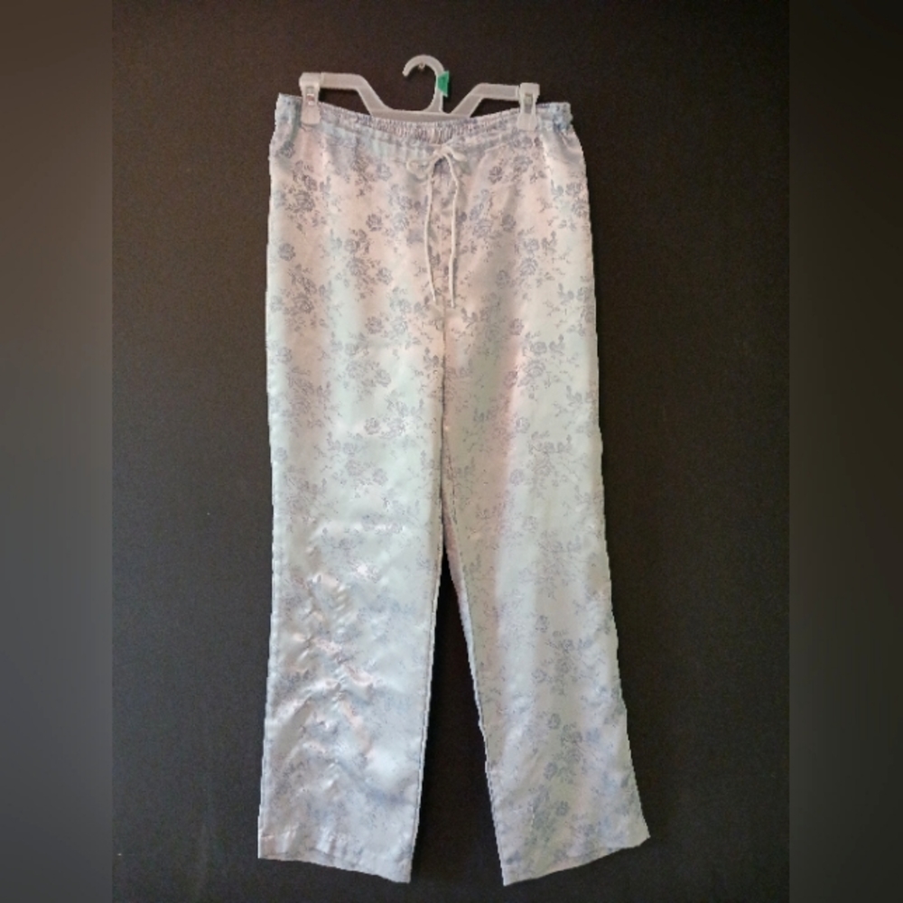 VICTORIA SECRET MEDIUM WOMEN'S LIGHT BLUE FLORAL BOTTOMS (SO COMFY AND SOFT) - Picture 1 of 3